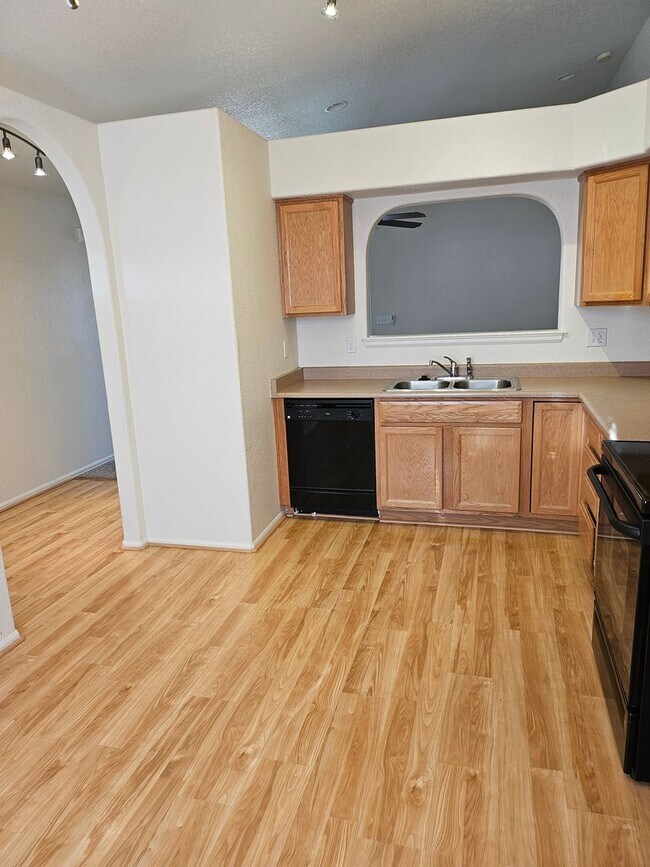 Foto del edificio - ALL PROSPECTIVE TENANTS MUST SUBMIT A $58 NON-REFUNDABLE APPLICATION FEE PER APPLICANT ONLINE AND...