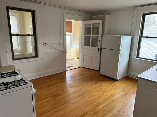 Kitchen - 235 Montowese St