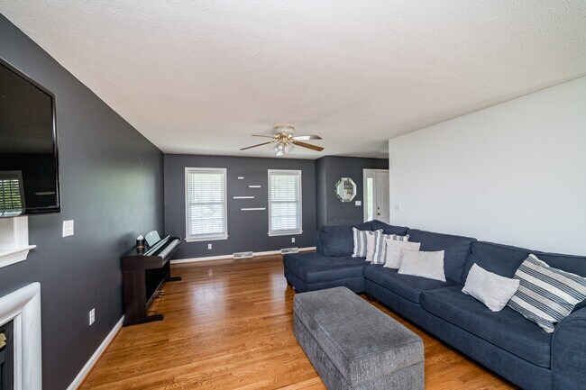 Building Photo - 72 Viking Dr