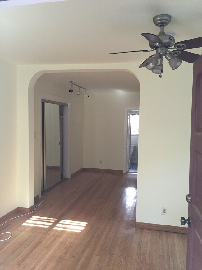 main room - 558 Radcliffe Ave