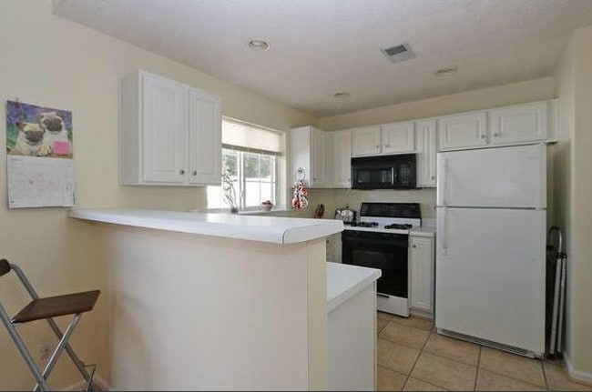 Building Photo - 107 W Oaks Ct