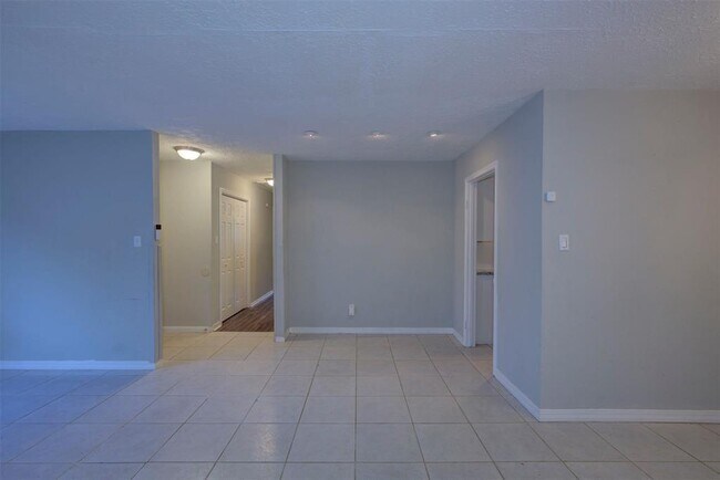 Foto del edificio - 9943 Valley Lake Dr