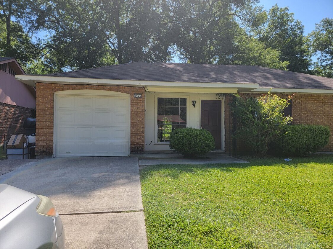 Primary Photo - 3 bedroom 1.5 bathroom *1/2 Off 1st Month*
