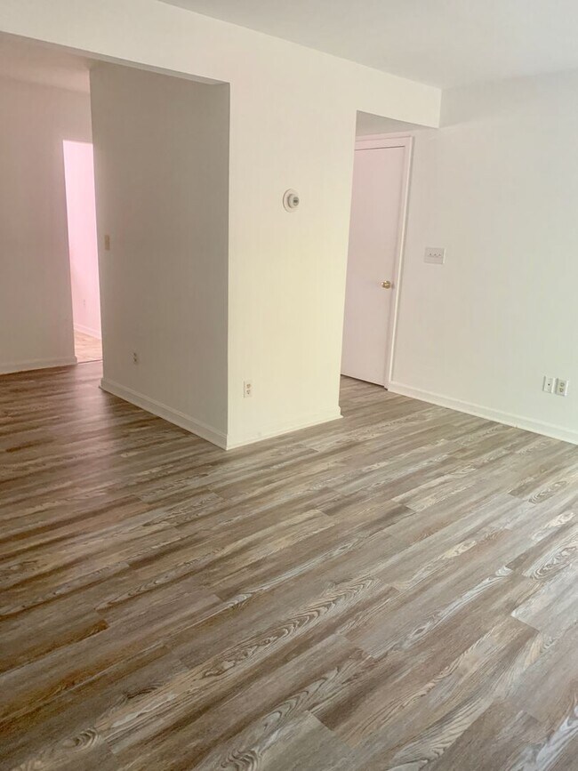 Building Photo - Gorgeous End Unit Townhouse Fredericksburg