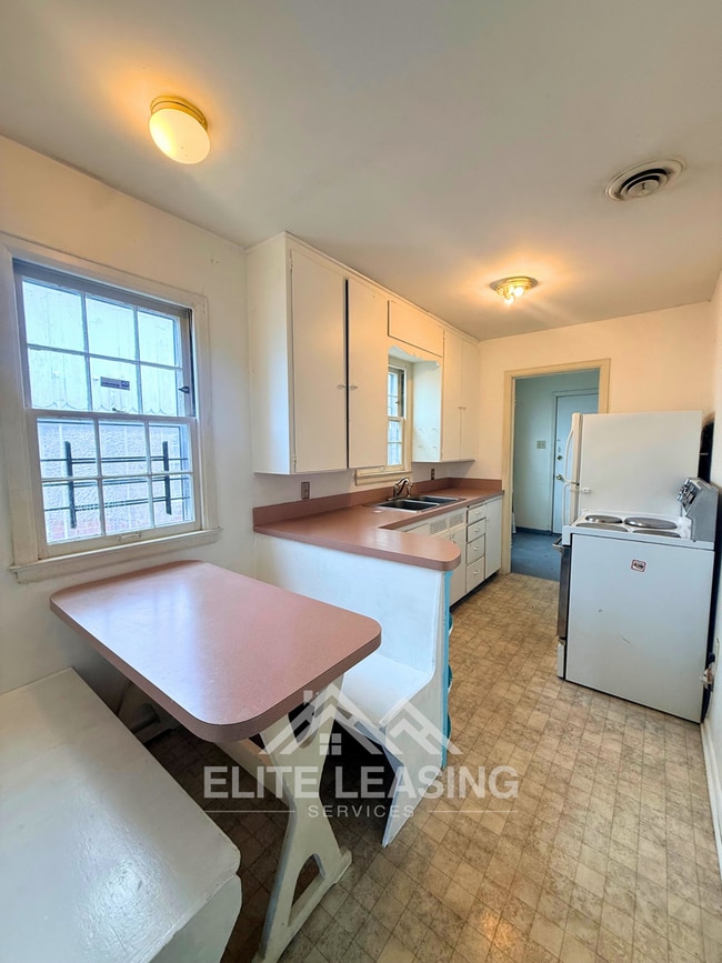 Building Photo - 1 Bedroom Duplex Near Washburn University!