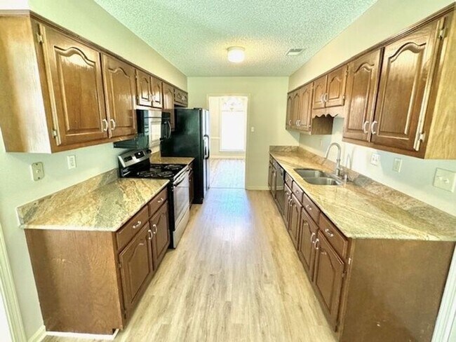 Foto del edificio - Spacious 3 Bedroom 2 Bath Home In Southeas...