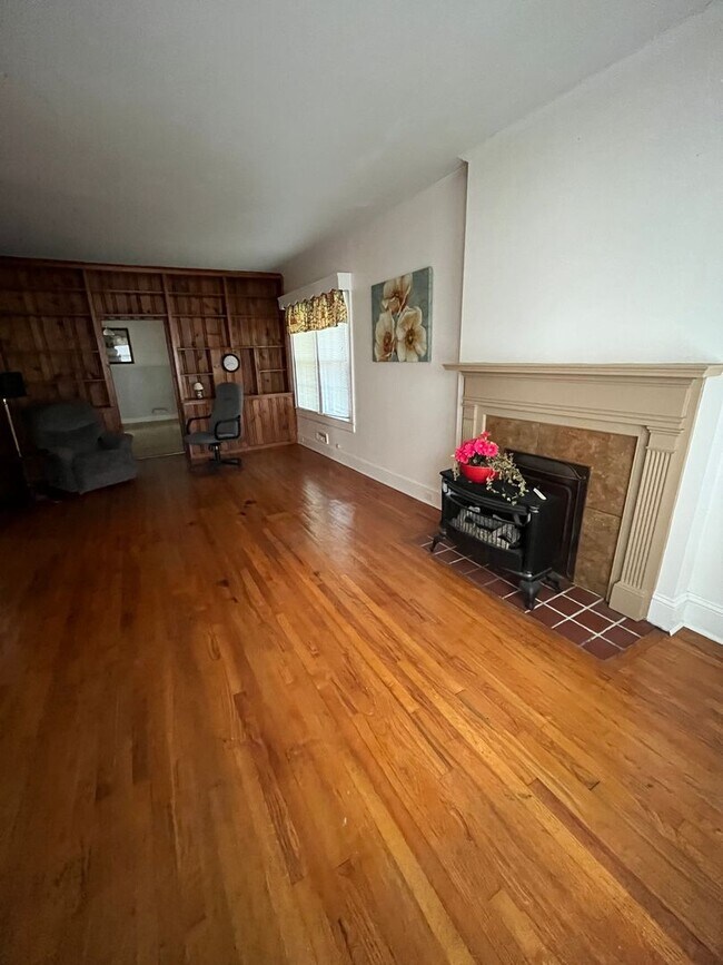 Building Photo - Three-Four Bedroom House on Wake Forest Hw...