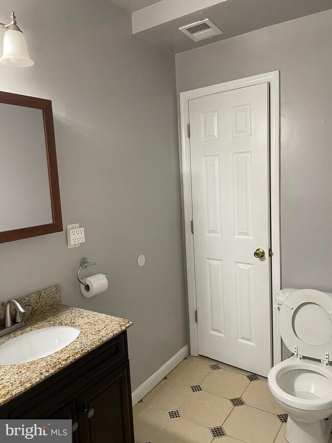 Foto del edificio - 806 Rosemere Ave