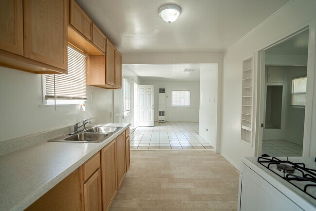 Foto del edificio - COMING SOON! Cozy 1-Bedroom Single-Story Duplex Home in Newhall