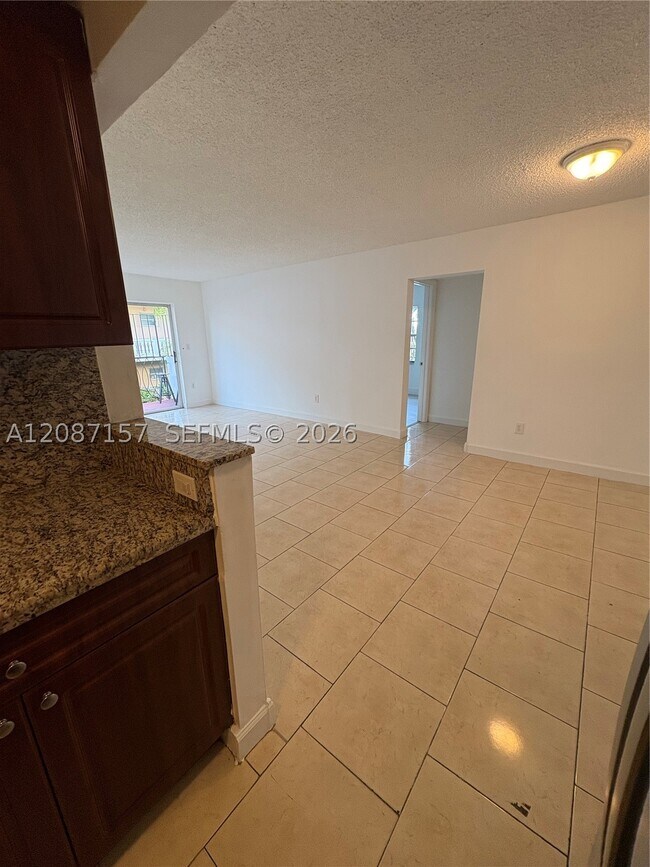 Foto del edificio - 633 S Royal Poinciana Blvd
