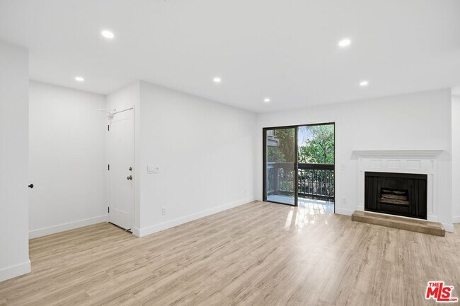 Building Photo - 13025 Moorpark St