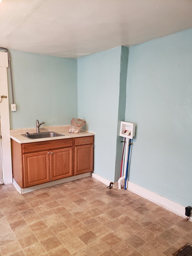 Kitchen with washing machine hookup - 553 Wyoming St