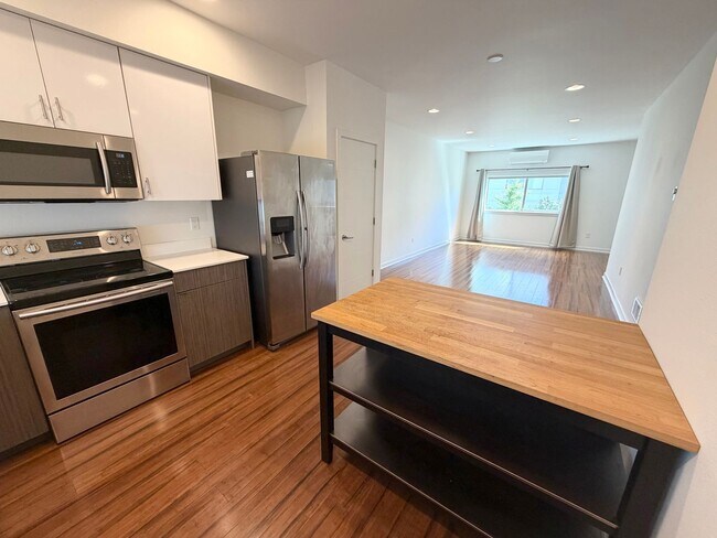 Building Photo - Modern Contemporary Townhome just one block from the Light Rail!