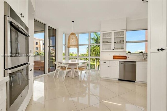 Foto del edificio - 733 Crandon Blvd