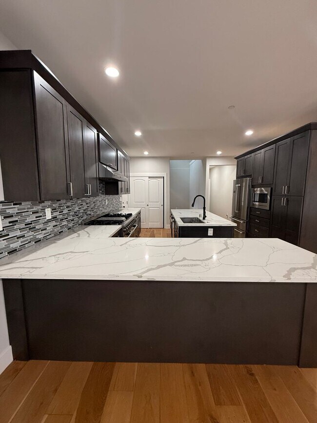 Foto del edificio - Newer Construction 2,500 Square Foot 3 Bedroom 2.5 Bathroom Fountaingrove House