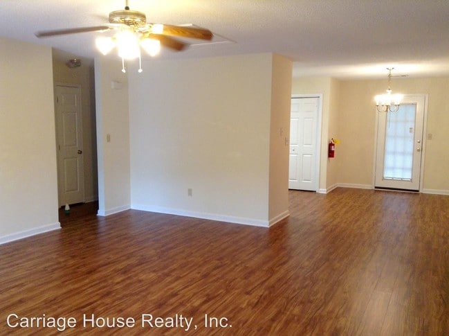 Building Photo - 4 br, 2 bath Apartment - 109 Barrington Drive