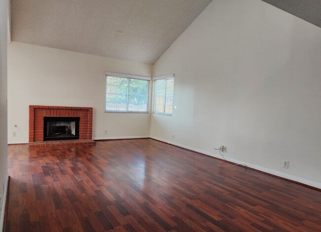 Building Photo - Beautiful 3Bd, 2Ba Town Home in Corona