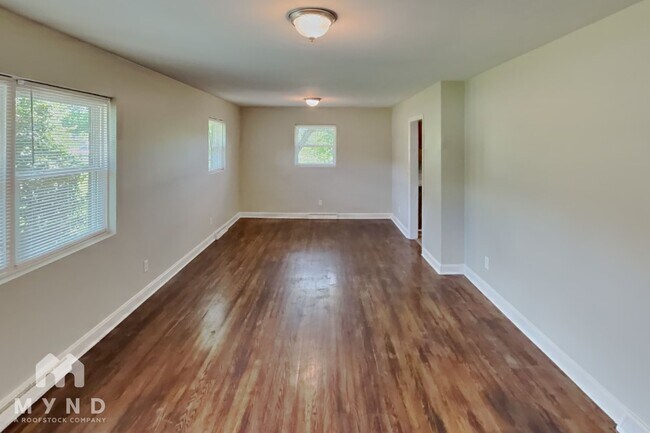 Building Photo - 5201 Pinebrook Dr