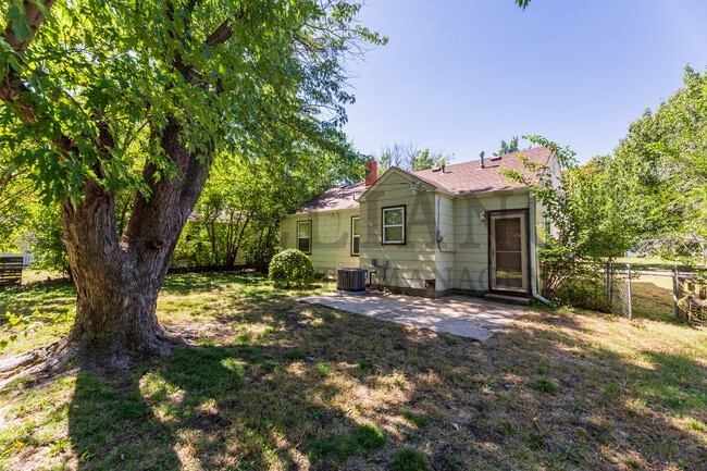 Building Photo - 1806 N Hood St