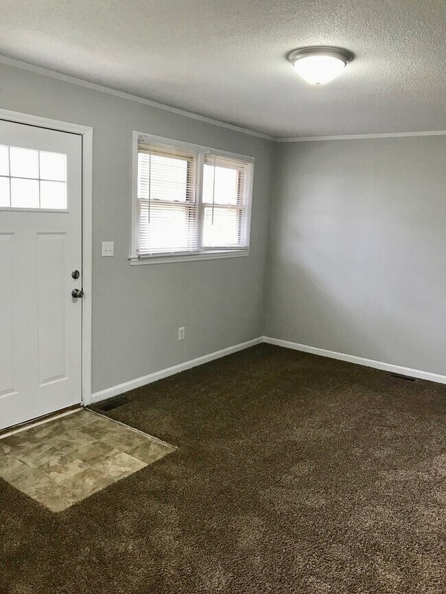 Building Photo - Brick Ranch in a Great neighborhood!