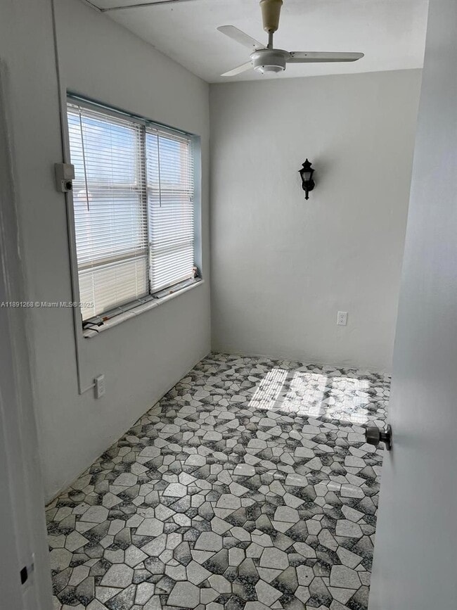 Foto del edificio - 18700 NE 3rd Ct