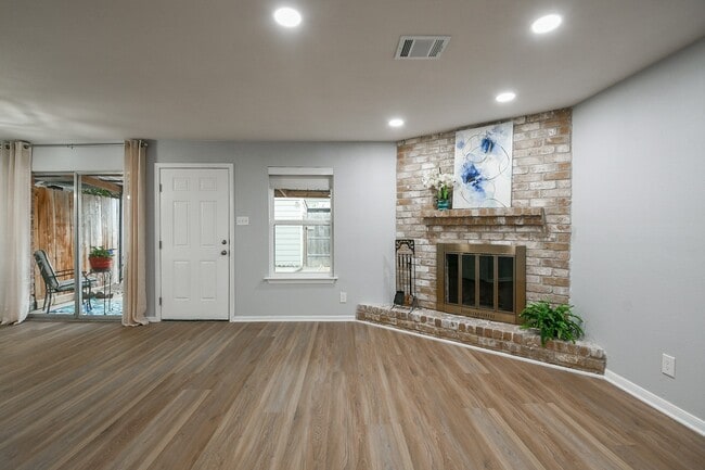 Foto del edificio - 7931 Ellinger Ln