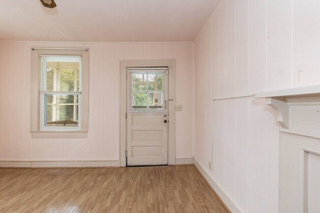 Foto del edificio - Charming 2-Bedroom Home in Burlington