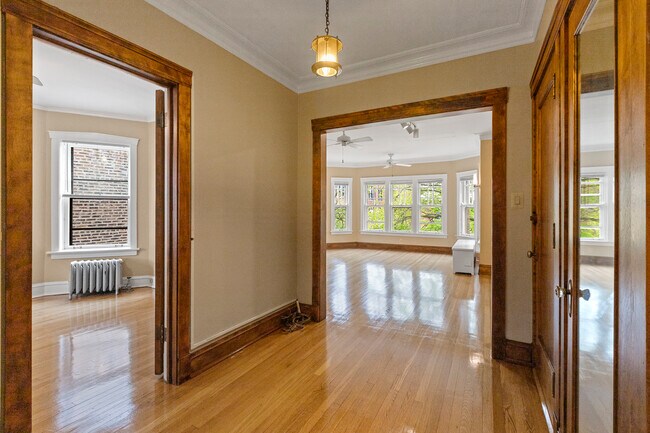 Foto del edificio - 6645 N Greenview Ave