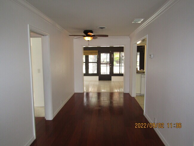 Building Photo - 736 Cadiz Rd
