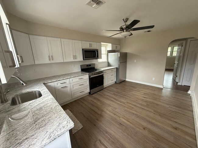 Building Photo - 607 1st Ave