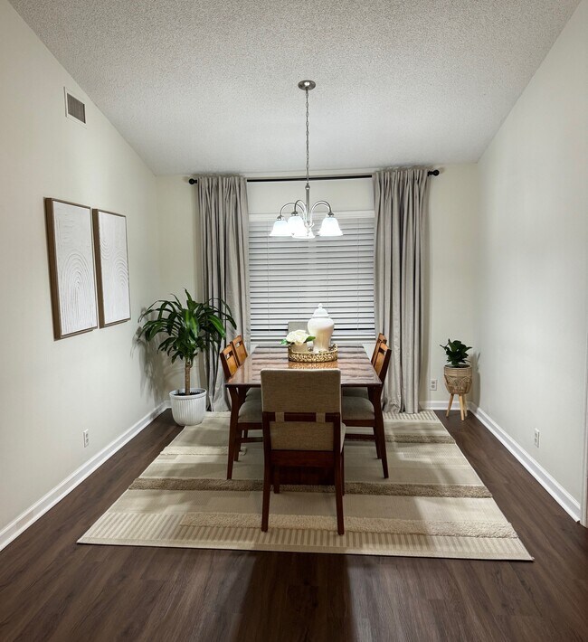 Comedor - 112 Woodvalley Dr