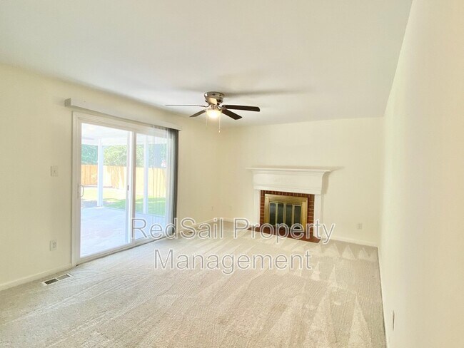 Foto del edificio - 592 Crown Point Dr