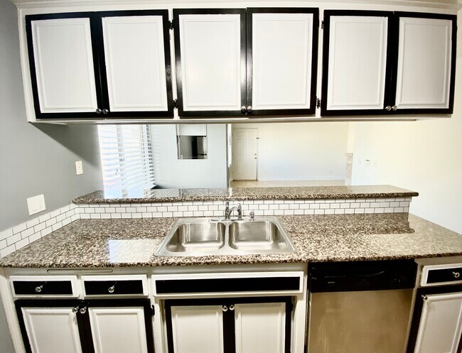 Foto del edificio - 7045 Woodley Ave