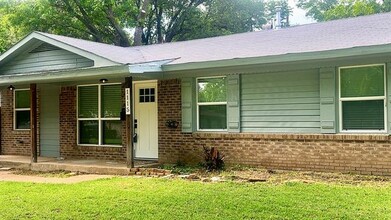 Building Photo - 1115 Casa Dr