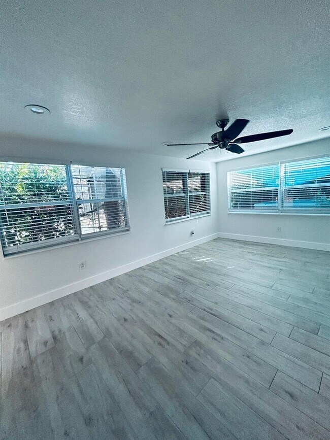 Building Photo - 884 Mango Dr