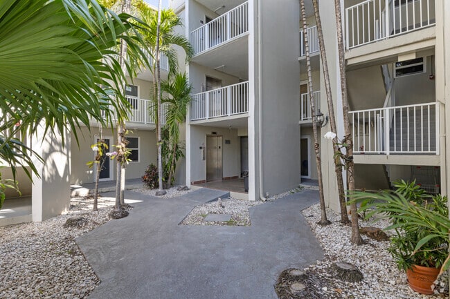 Courtyard - The Oaks Apartments
