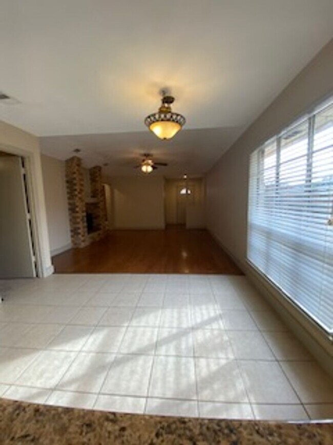 Building Photo - 2-bedroom, 1 bath house in Frisco. Parking uncovered.