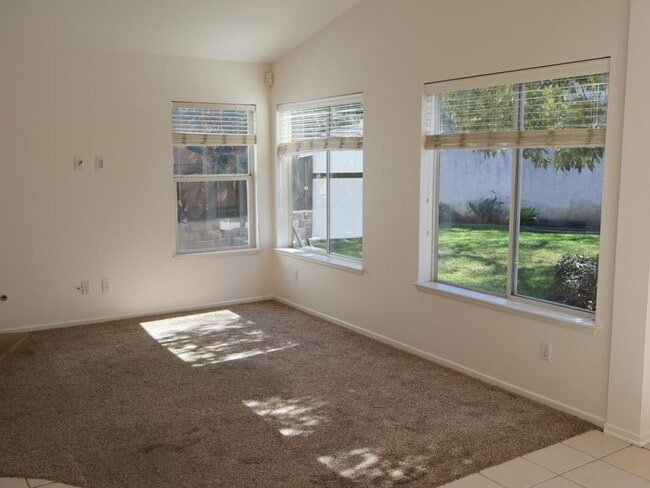 Building Photo - 3Bed/2.5Bath in Oceanside~ Ventana