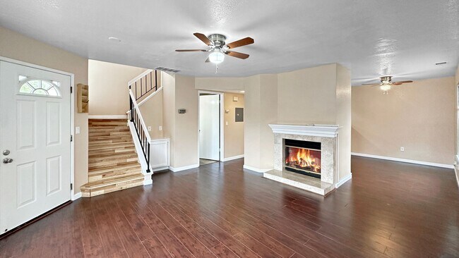 Foto del edificio - Lovely Upgraded 2-story Townhouse w/ Attached Garage, Guest Bathroom and Fireplace!