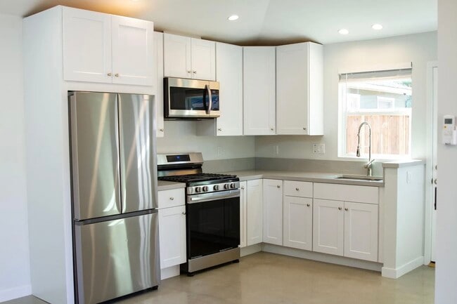 Building Photo - 5246 Canoga Ave