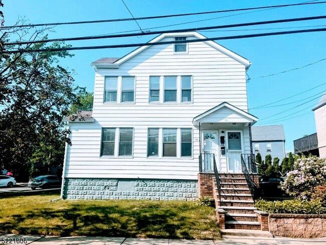 Building Photo - 198 Baldwin St