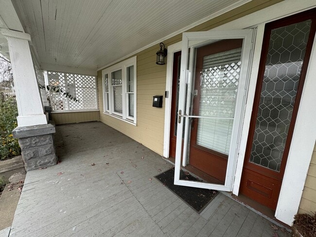 Building Photo - Charming 4 bedroom home