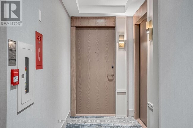 Building Photo - 30 Inn On The Pk Dr