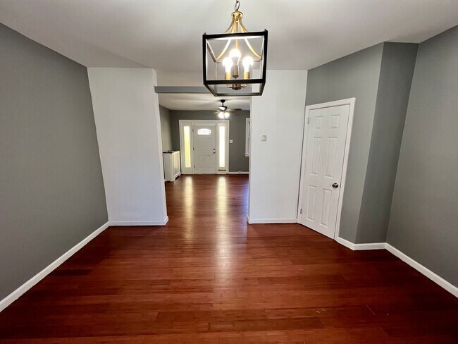 Building Photo - Beautifully Renovated 3-Bedroom Townhouse ...