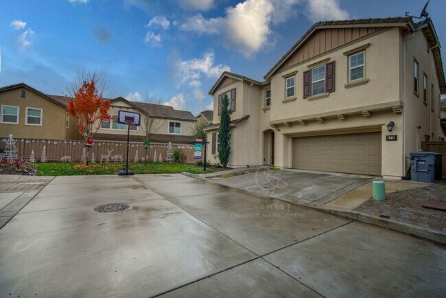 Foto del edificio - Large 4 bdrm 3 bthm home + Great entertain...