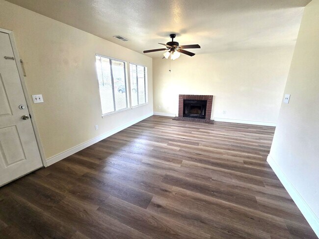 Building Photo - Beautiful 3 Bedroom 2 Bath Home near Monache High School
