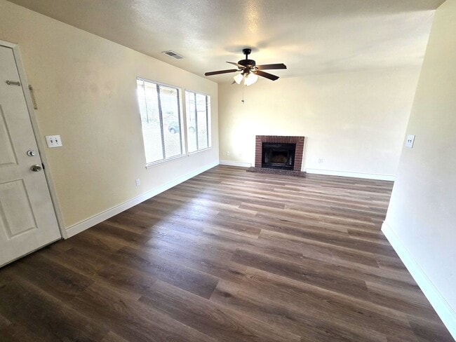 Foto del edificio - Beautiful 3 Bedroom 2 Bath Home near Monache High School