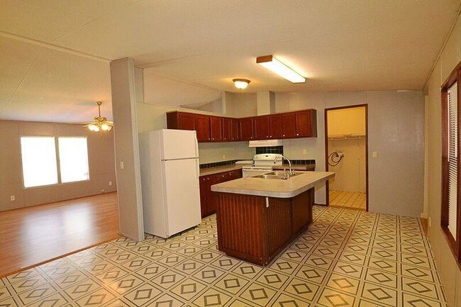 Building Photo - 16307 Evergreen Timbers