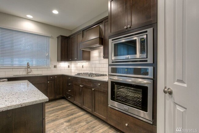 Building Photo - Beautiful 5BD/3BA home located in Rainer Ridge