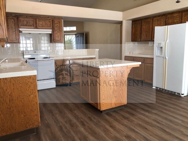 Building Photo - 10266 N Sierra Vista Ave